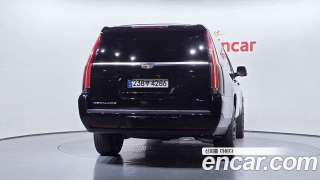 Cadillac Escalade 2018 — ფოტო 5/20