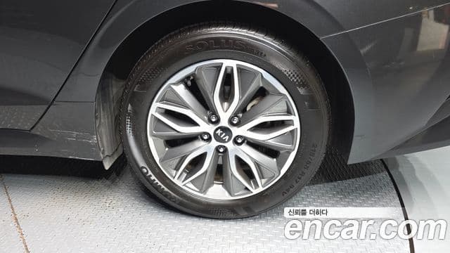 Kia K5 2021 — ფოტო 8/30