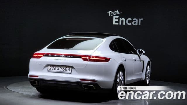 Porsche Panamera 2020 — ფოტო 16/20