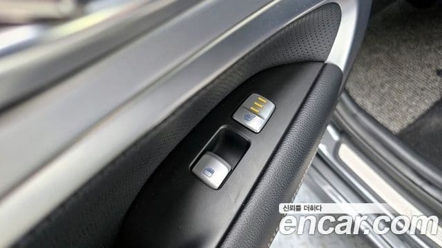 Genesis G70 2019 — ფოტო 19/20
