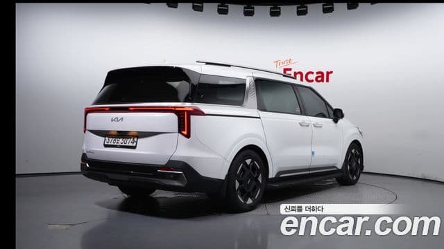 Kia Carnival 2023 — ფოტო 2/20