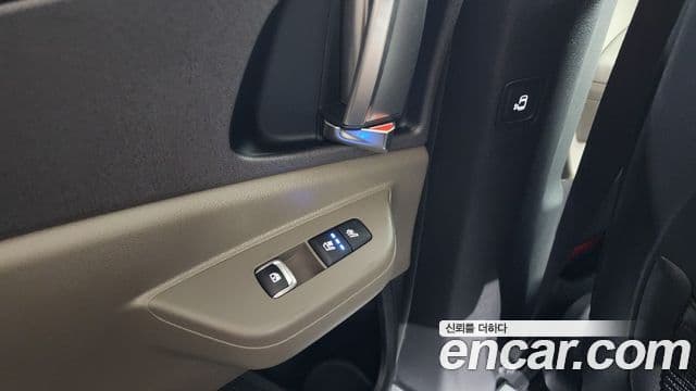 Kia Carnival 2023 — ფოტო 19/20