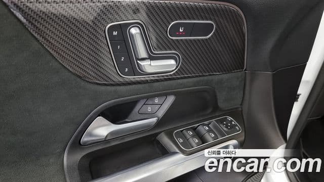 Mercedes-Benz GLB-Class 2021 — ფოტო 18/20