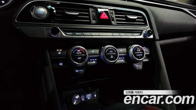 Genesis G70 2019 — ფოტო 19/20