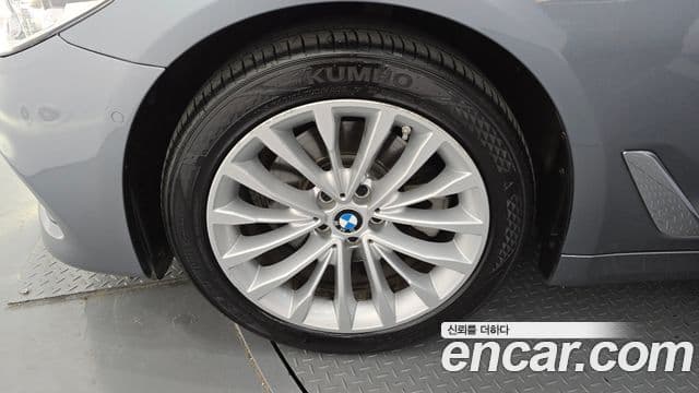 BMW 5 Series 2018 — Şəkil 12/20