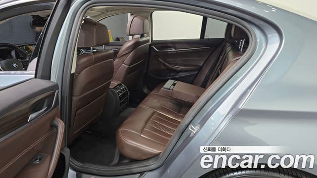 BMW 5 Series 2018 — Şəkil 10/20