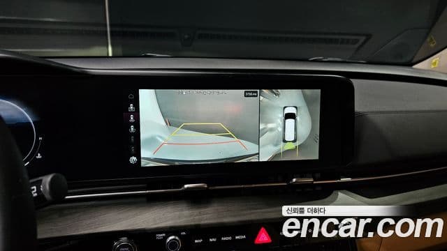 Kia Carnival 2023 — ფოტო 13/20