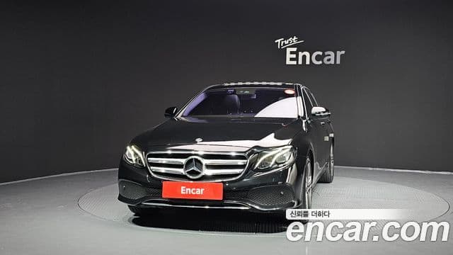 Mercedes-Benz E-Class 2019 — ფოტო 16/20