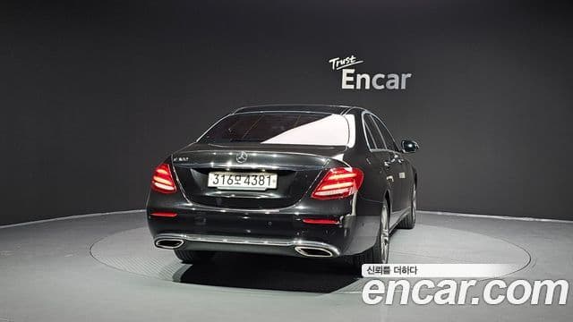 Mercedes-Benz E-Class 2019 — ფოტო 17/20