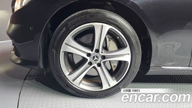 Mercedes-Benz E-Class 2019 — ფოტო 18/20
