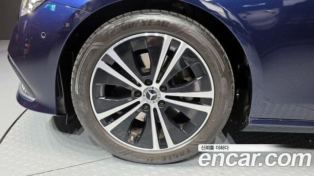 Mercedes-Benz E-Class 2021 — ფოტო 5/20