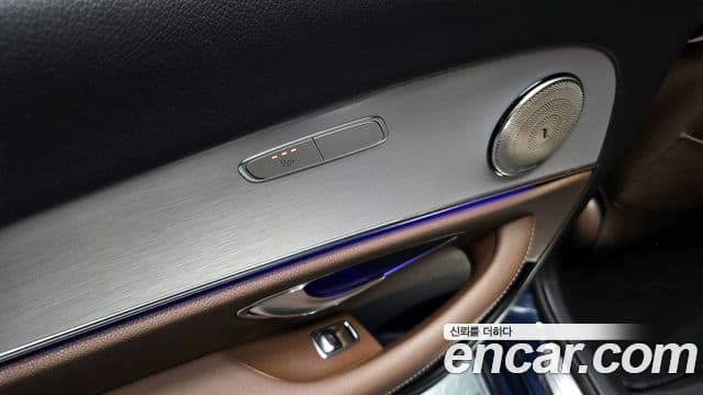 Mercedes-Benz E-Class 2021 — ფოტო 17/20