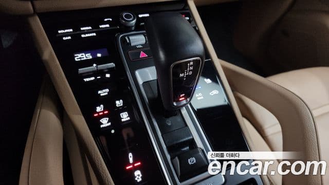 Porsche Cayenne 2023 — ფოტო 9/20