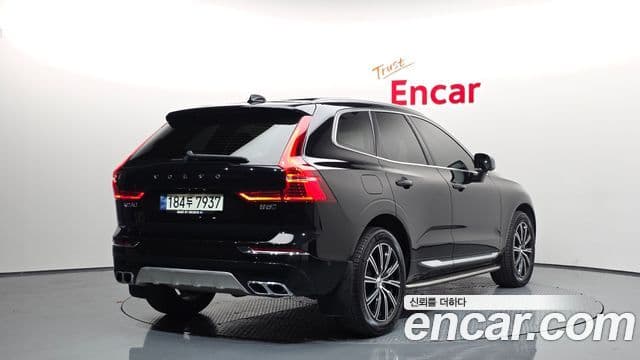 Volvo XC60 2021 — ფოტო 2/20