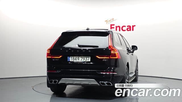 Volvo XC60 2021 — ფოტო 4/20