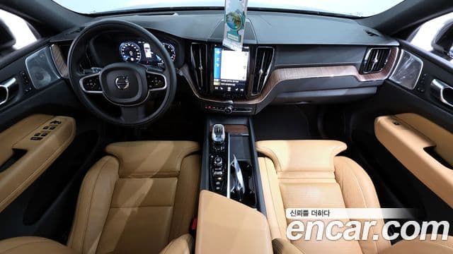 Volvo XC60 2021 — ფოტო 7/20