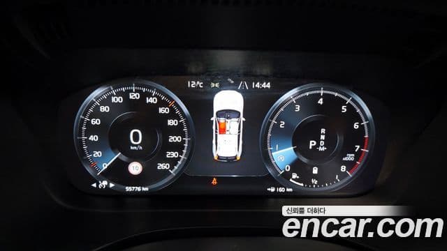 Volvo XC60 2021 — ფოტო 8/20