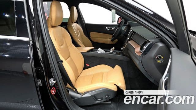 Volvo XC60 2021 — ფოტო 11/20