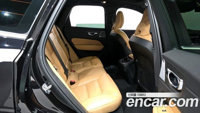 Volvo XC60 2021 — ფოტო 12/20