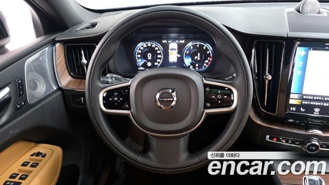 Volvo XC60 2021 — ფოტო 13/20