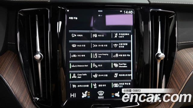 Volvo XC60 2021 — ფოტო 16/20