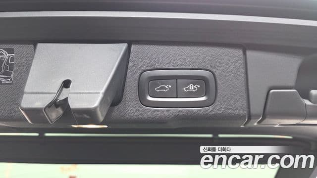 Volvo XC60 2021 — ფოტო 20/20