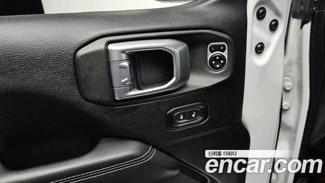 Jeep Wrangler 2019 — ფოტო 16/20
