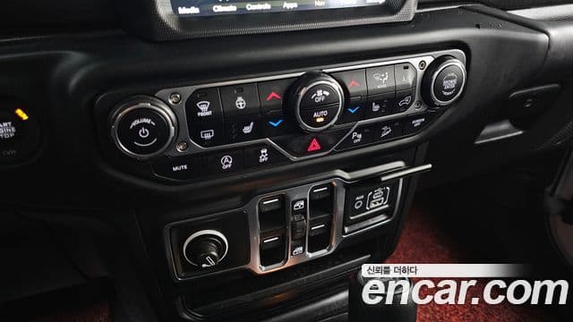 Jeep Wrangler 2019 — ფოტო 18/20