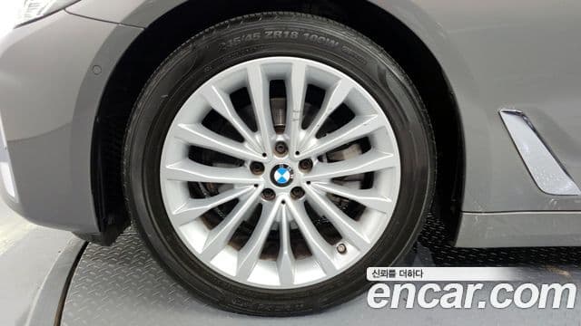 BMW 5 Series 2021 — ფოტო 5/20