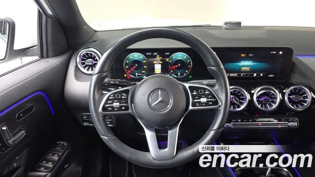 Mercedes-Benz GLA-Class 2021 — ფოტო 13/20