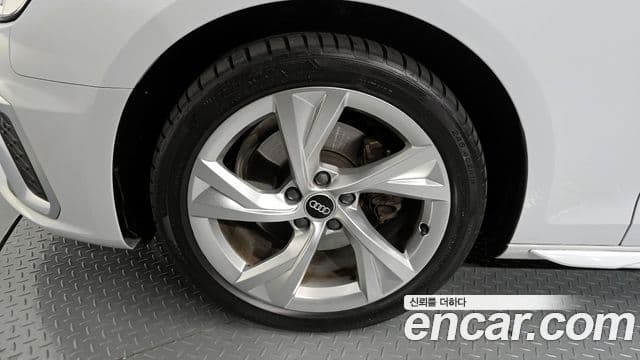 Audi A4 2021 — ფოტო 5/20