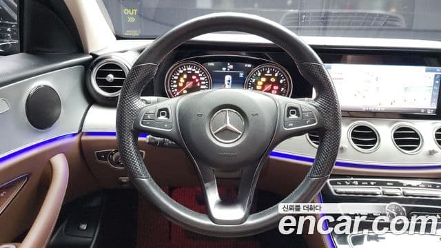 Mercedes-Benz E-Class 2018 — ფოტო 13/20