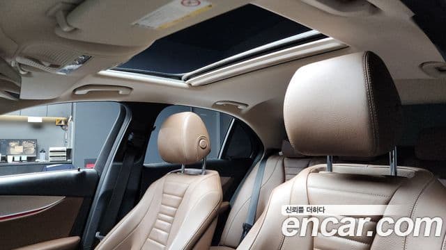 Mercedes-Benz E-Class 2018 — ფოტო 19/20