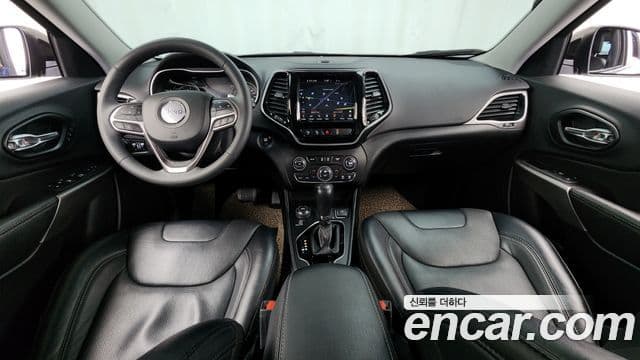 Jeep Cherokee 2022 — ფოტო 7/20
