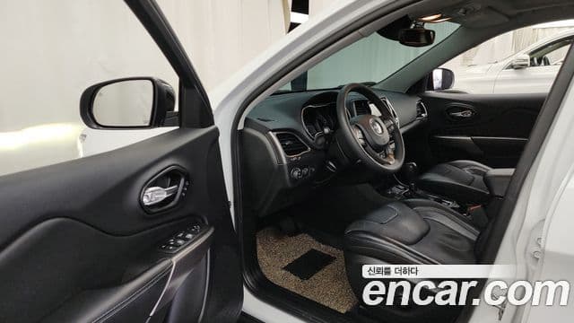 Jeep Cherokee 2022 — ფოტო 10/20