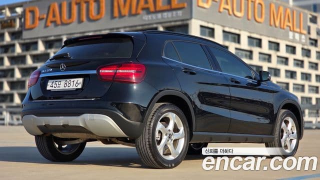 Mercedes-Benz GLA-Class 2019 — Şəkil 18/20
