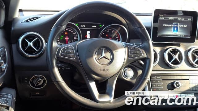 Mercedes-Benz GLA-Class 2019 — Şəkil 19/20