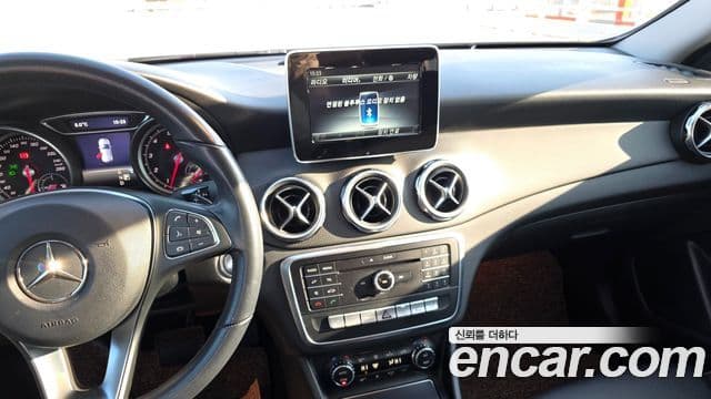 Mercedes-Benz GLA-Class 2019 — Şəkil 14/20