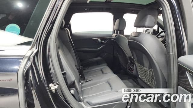 Audi Q7 2021 — Şəkil 12/20