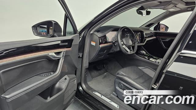 Volkswagen Touareg 2024 — ფოტო 8/20