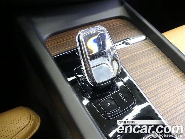 Volvo XC60 2022 — ფოტო 8/20