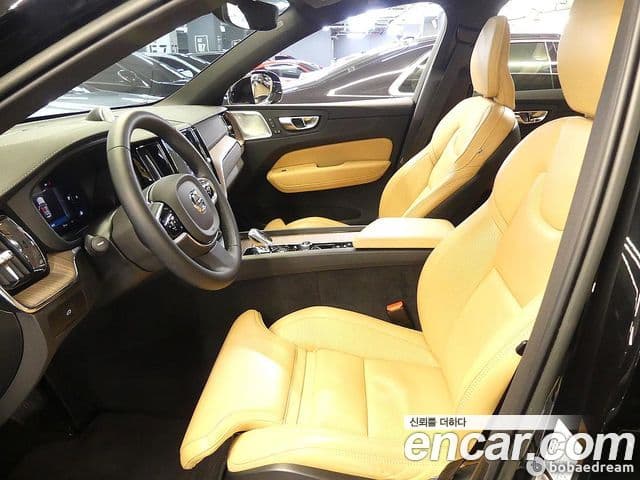 Volvo XC60 2022 — ფოტო 9/20