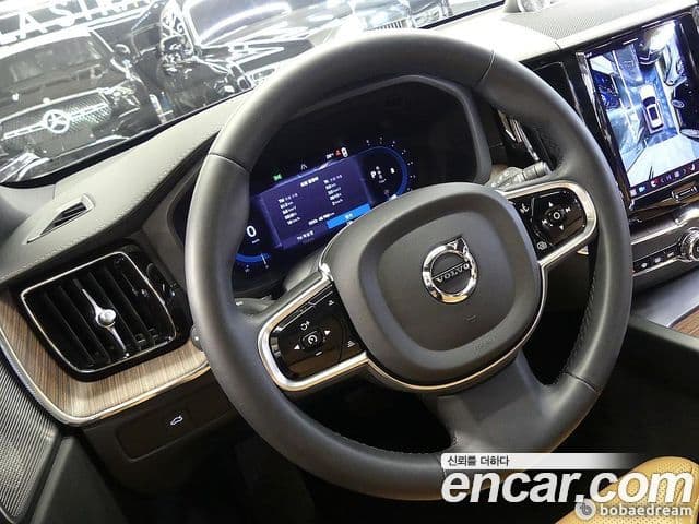 Volvo XC60 2022 — ფოტო 13/20