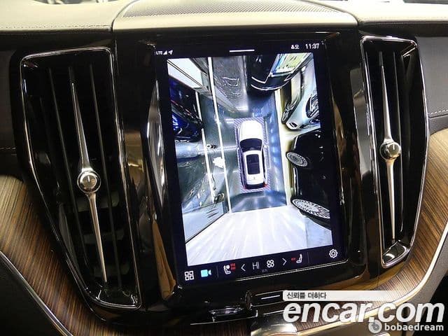 Volvo XC60 2022 — ფოტო 14/20