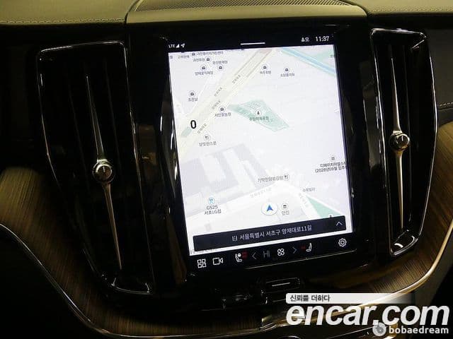 Volvo XC60 2022 — ფოტო 15/20
