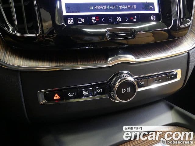 Volvo XC60 2022 — ფოტო 16/20