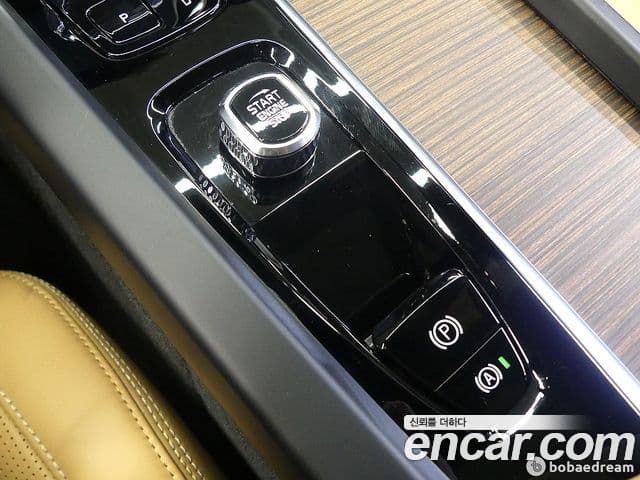 Volvo XC60 2022 — ფოტო 17/20