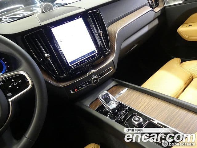 Volvo XC60 2022 — ფოტო 18/20