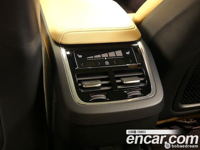 Volvo XC60 2022 — ფოტო 20/20