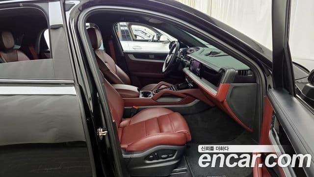 Porsche Cayenne 2023 — ფოტო 11/20